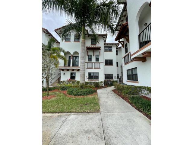  3 BR,  2.50 BTH &nbsp;Apartment style home in Medley