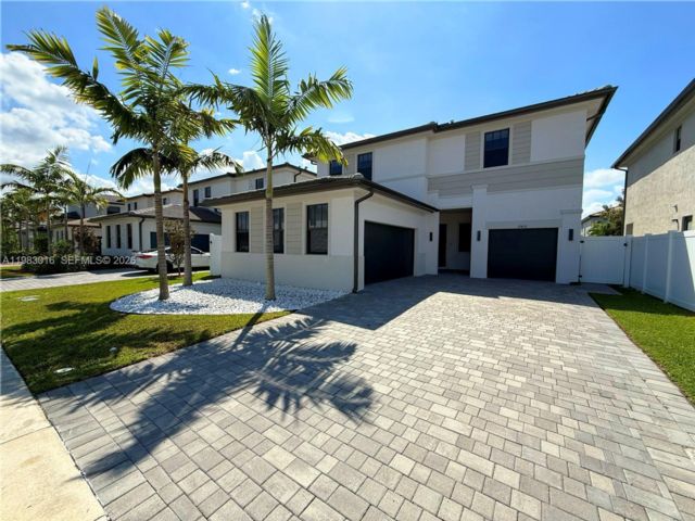  5 BR,  4.50 BTH &nbsp; style home in Miramar