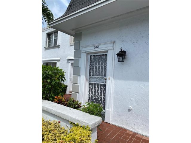  2 BR,  2.50 BTH &nbsp; style home in Hallandale Beach