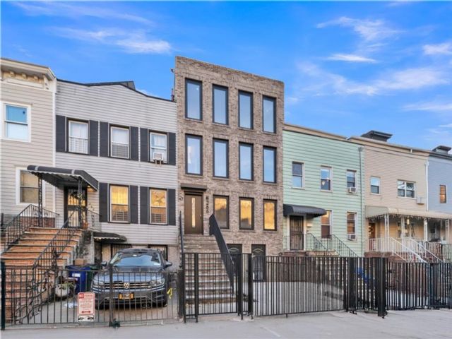  2 BR,  2.00 BTH &nbsp;Condominium style home in Park Slope