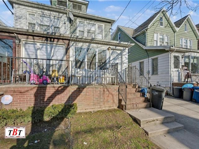  3 BR,  2.00 BTH &nbsp;Single family style home in Midwood