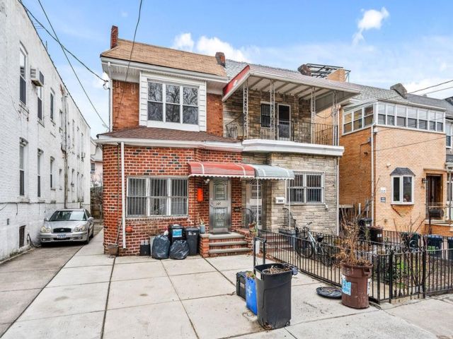  3 BR,  2.00 BTH &nbsp;Single family style home in Bath Beach