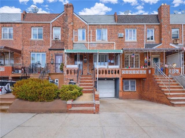  3 BR,  2.00 BTH &nbsp;Single family style home in Bensonhurst