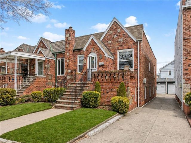  3 BR,  2.00 BTH &nbsp;Single family style home in Marine Park