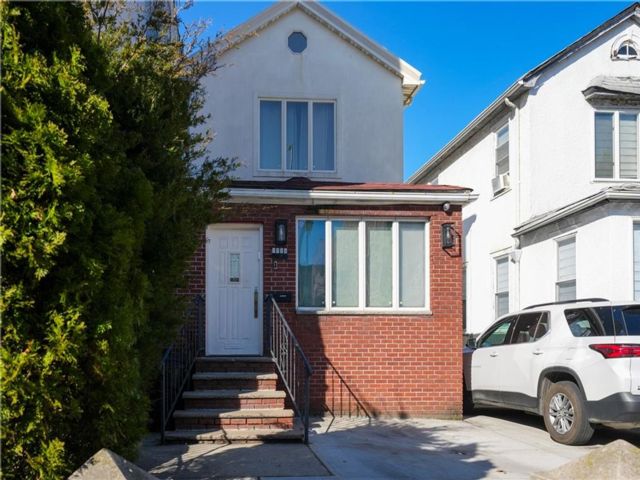  3 BR,  2.50 BTH &nbsp;Single family style home in Homecrest