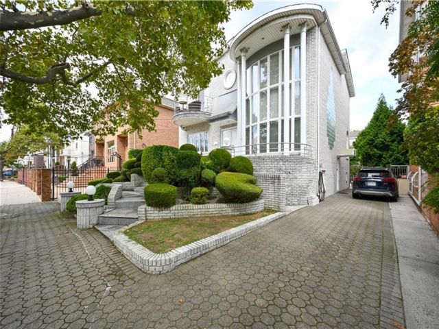  4 BR,  5.00 BTH &nbsp;Single family style home in Mill Basin