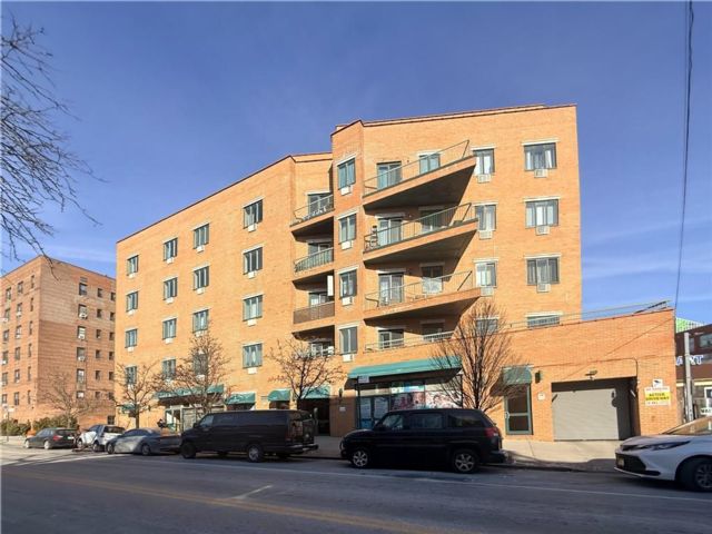  3 BR,  2.00 BTH &nbsp;Condominium style home in Bensonhurst