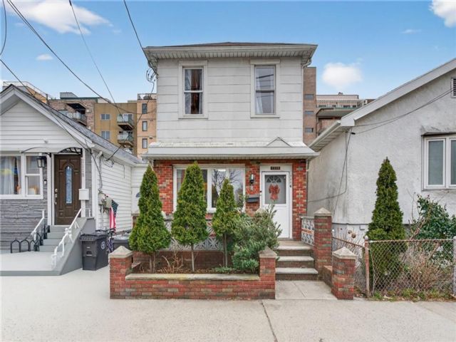  3 BR,  2.00 BTH &nbsp;Single family style home in Brighton Beach