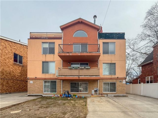  4 BR,  3.00 BTH &nbsp;Condominium style home in Sheepshead Bay