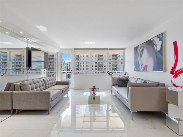  2 BR,  2.00 BTH &nbsp;Condo style home in Sunny Isles Beach