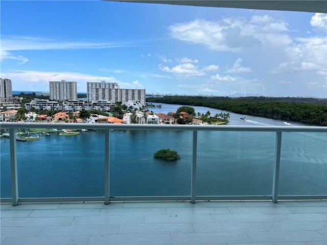  3 BR,  2.50 BTH &nbsp;Condo style home in Sunny Isles Beach