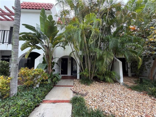  2 BR,  2.50 BTH &nbsp;Townhouse style home in Key Biscayne