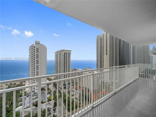  3 BR,  3.00 BTH &nbsp;Condo style home in Sunny Isles Beach