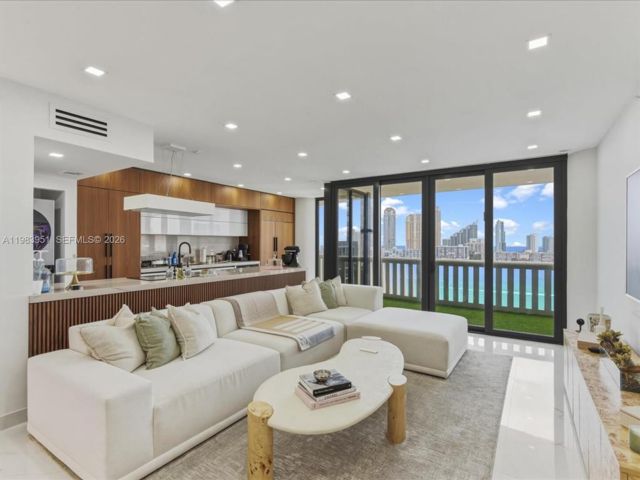  2 BR,  2.00 BTH &nbsp;Condo style home in Aventura