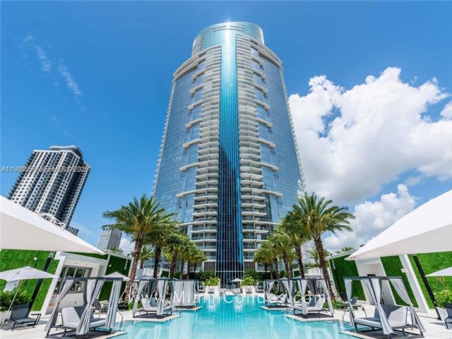  3 BR,  4.00 BTH &nbsp;Condo style home in Miami