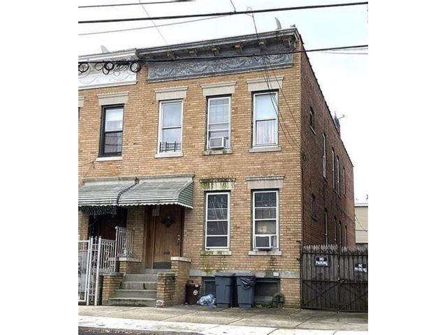  5 BR,  2.00 BTH &nbsp;Multi-family style home in Ridgewood