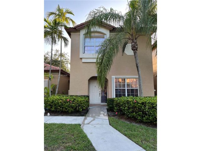  2 BR,  2.50 BTH &nbsp; style home in Weston