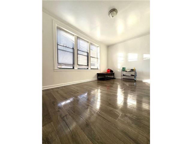  2 BR,  1.00 BTH &nbsp;Multi-family style home in Bath Beach