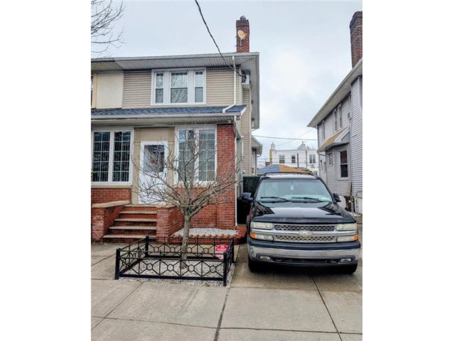 3 BR,  1.50 BTH &nbsp;Single family style home in Gravesend