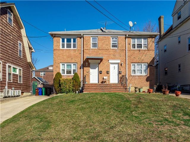  4 BR,  3.00 BTH &nbsp;Multi-family style home in Westerleigh
