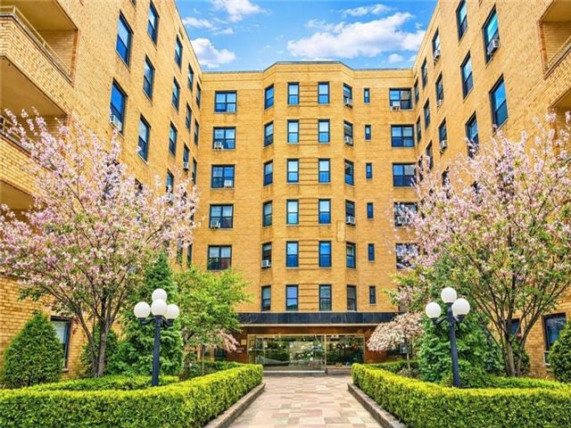  1 BR,  1.00 BTH &nbsp;Co-op style home in Manhattan Beach