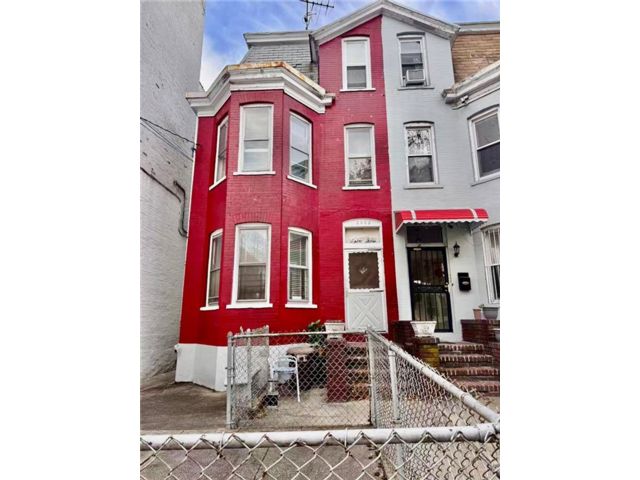 10 BR,  4.00 BTH &nbsp;Multi-family style home in Homecrest