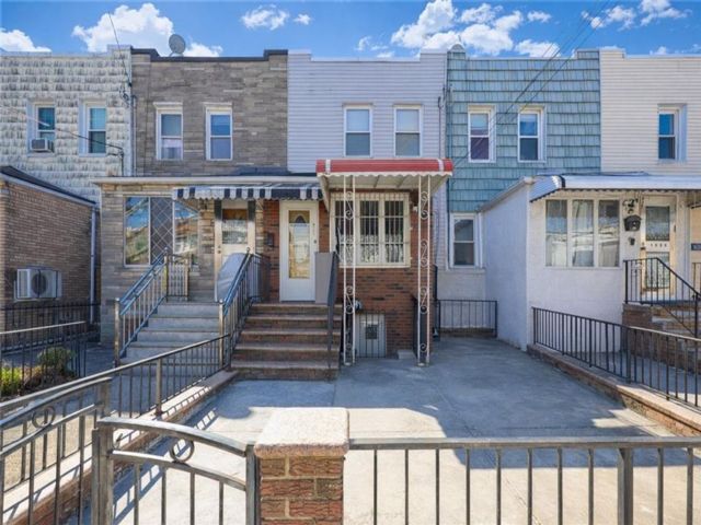  3 BR,  3.00 BTH &nbsp;Single family style home in Bensonhurst
