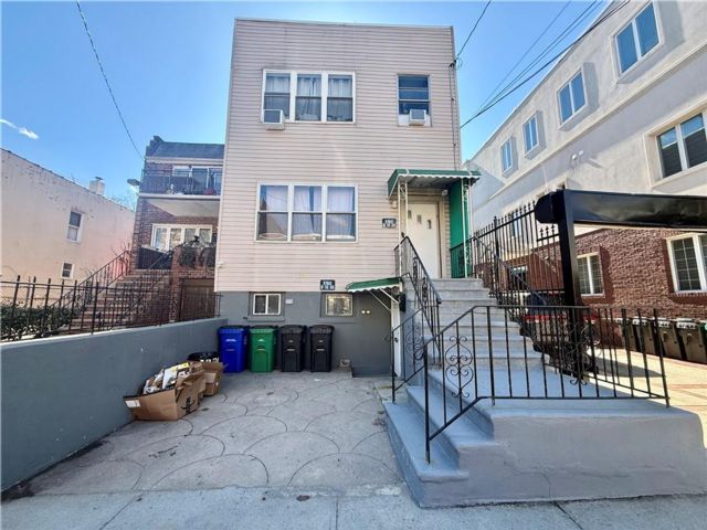  6 BR,  3.00 BTH &nbsp;Multi-family style home in Boro-park
