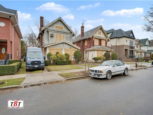  3 BR,  3.00 BTH &nbsp;Single family style home in Midwood