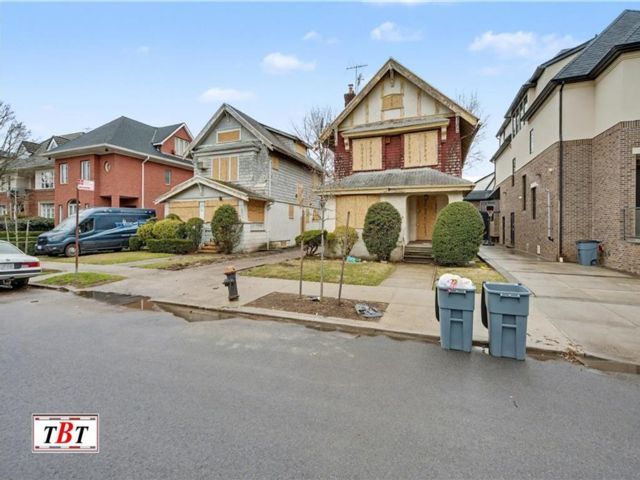  3 BR,  3.00 BTH &nbsp;Single family style home in Midwood