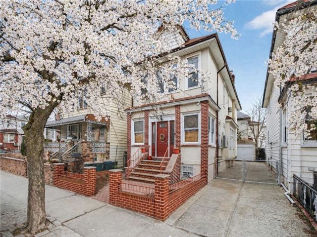  4 BR,  3.00 BTH &nbsp;Single family style home in Bensonhurst