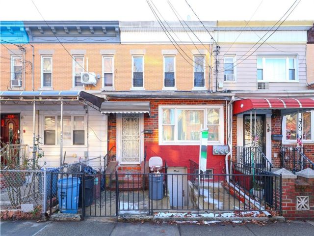  4 BR,  3.00 BTH &nbsp;Multi-family style home in Gravesend