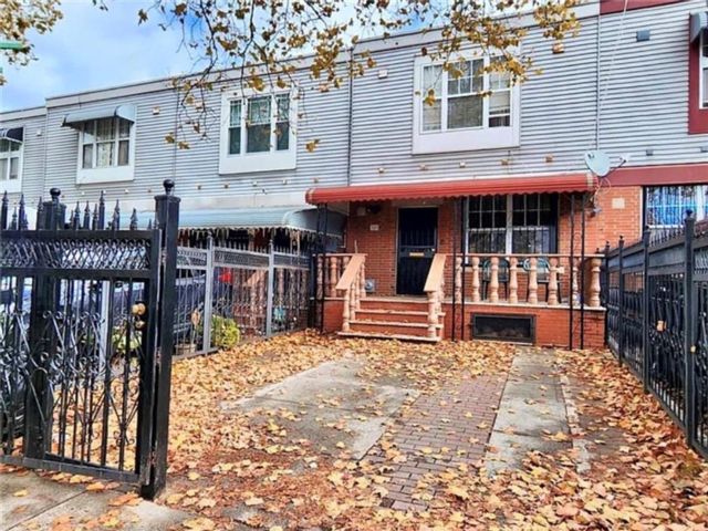  3 BR,  2.00 BTH &nbsp;Single family style home in East New York