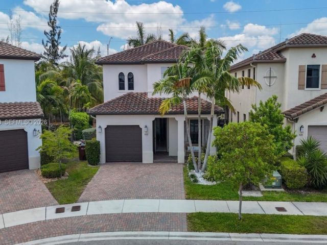  4 BR,  3.50 BTH &nbsp; style home in Hialeah