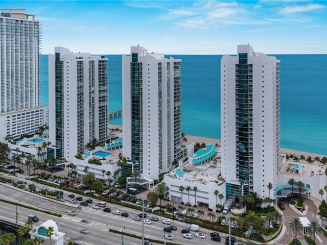  2 BR,  2.00 BTH &nbsp;Condo style home in Sunny Isles Beach