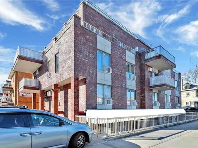  3 BR,  2.00 BTH &nbsp;Condominium style home in Bensonhurst