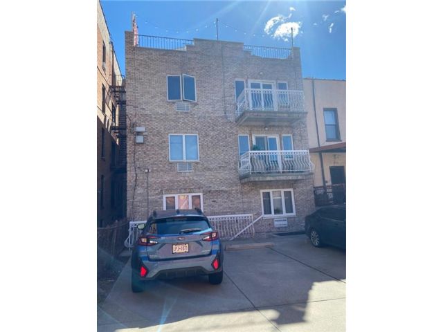  3 BR,  2.00 BTH &nbsp;Condominium style home in Bay Ridge