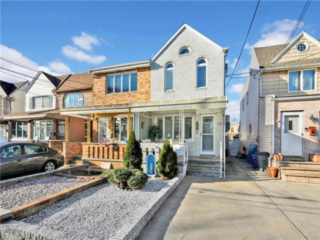  3 BR,  2.00 BTH &nbsp;Single family style home in Marine Park