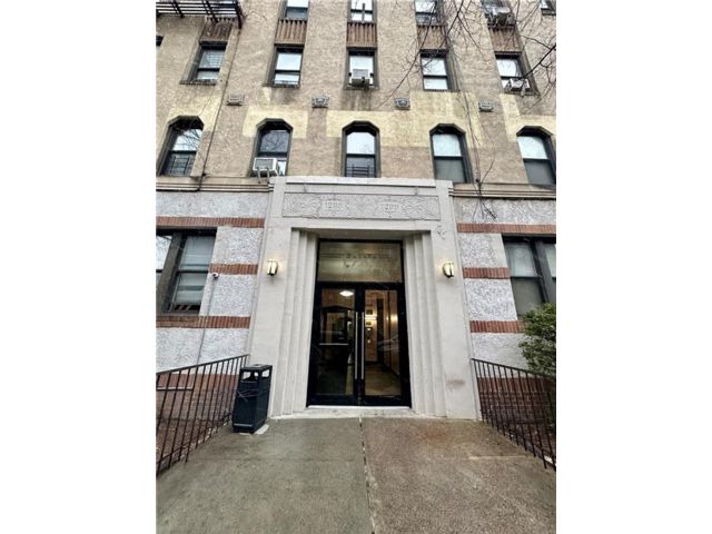  1 BR,  1.00 BTH &nbsp;Co-op style home in Midwood