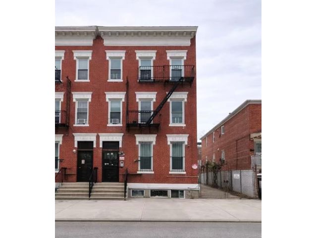 11 BR,  8.00 BTH &nbsp;Multi-family style home in Bensonhurst