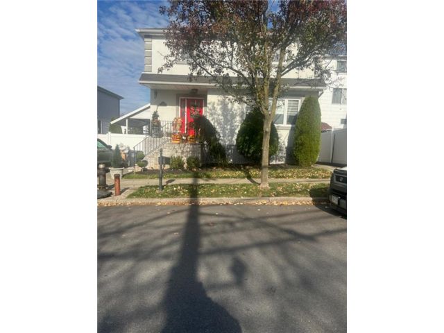  4 BR,  4.00 BTH &nbsp;Multi-family style home in Grasmere