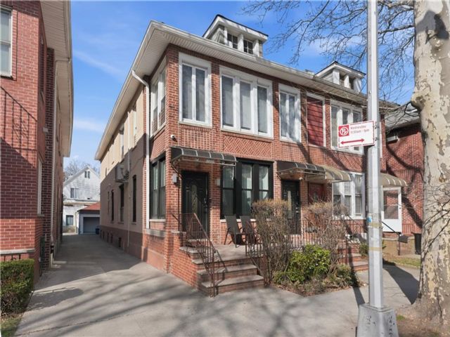  6 BR,  0.00 BTH &nbsp;Multi-family style home in Midwood