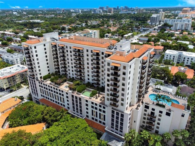  2 BR,  2.00 BTH &nbsp;Apartment style home in Coral Gables