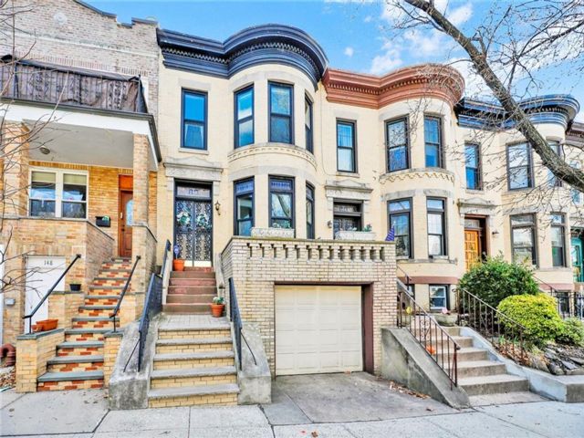  4 BR,  3.00 BTH &nbsp;Single family style home in Bay Ridge