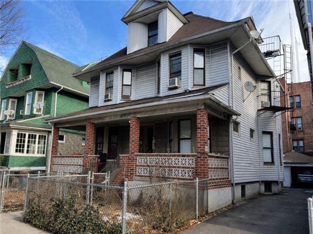  8 BR,  8.00 BTH &nbsp;Multi-family style home in Ditmas Park