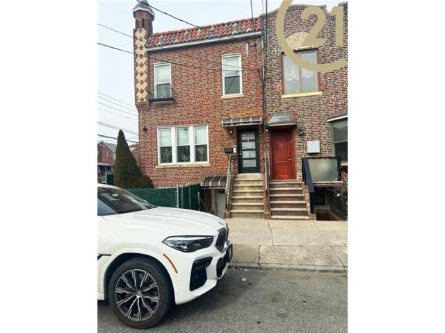  7 BR,  0.00 BTH &nbsp;Multi-family style home in Gravesend