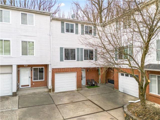  3 BR,  4.00 BTH &nbsp;Single family style home in Arden Heights