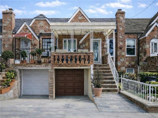  3 BR,  2.00 BTH &nbsp;Single family style home in Marine Park