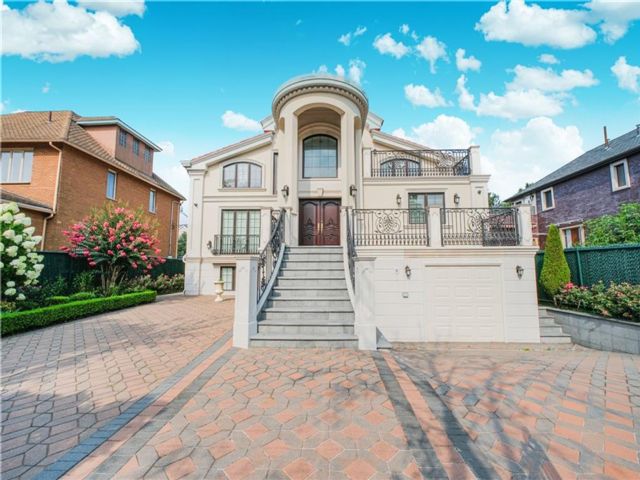  4 BR,  5.00 BTH &nbsp;Single family style home in Manhattan Beach