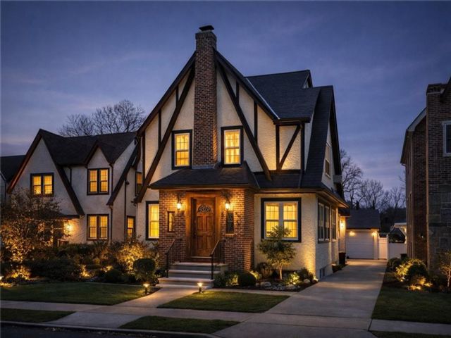  5 BR,  5.00 BTH &nbsp;Single family style home in Jamaica Estates